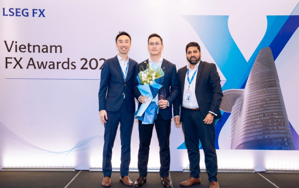Đại diện Vietcombank nhận giải thưởng tại Lễ trao giải Vietnam FX Awards 2026 Đại diện Vietcombank nhận giải thưởng tại Lễ trao giải Vietnam FX Awards 2026