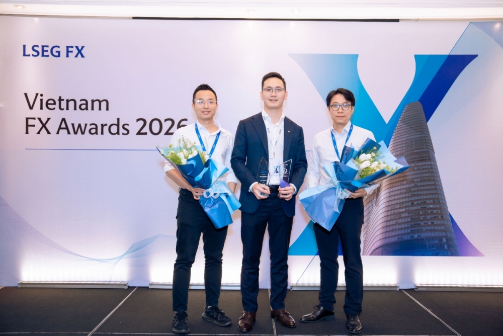 Đại diện Vietcombank chụp ảnh lưu niệm sau khi nhận giải thưởng tại Lễ trao giải Vietnam FX Awards 2026 Đại diện Vietcombank chụp ảnh lưu niệm sau khi nhận giải thưởng tại Lễ trao giải Vietnam FX Awards 2026