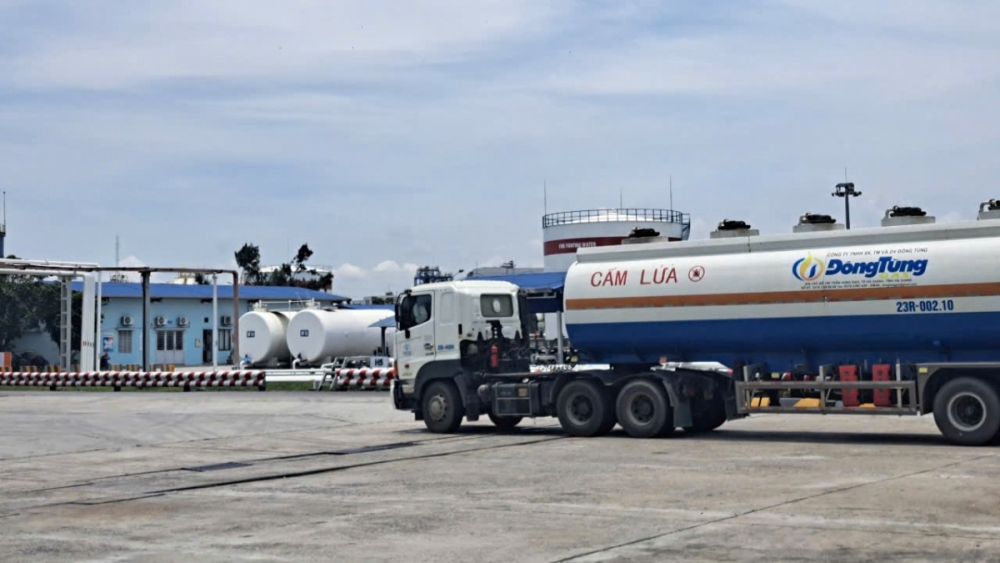 Hải quan hỏa tốc áp dụng thuế suất 0% với xăng dầu và nhiên liệu bay từ 16/4/2026