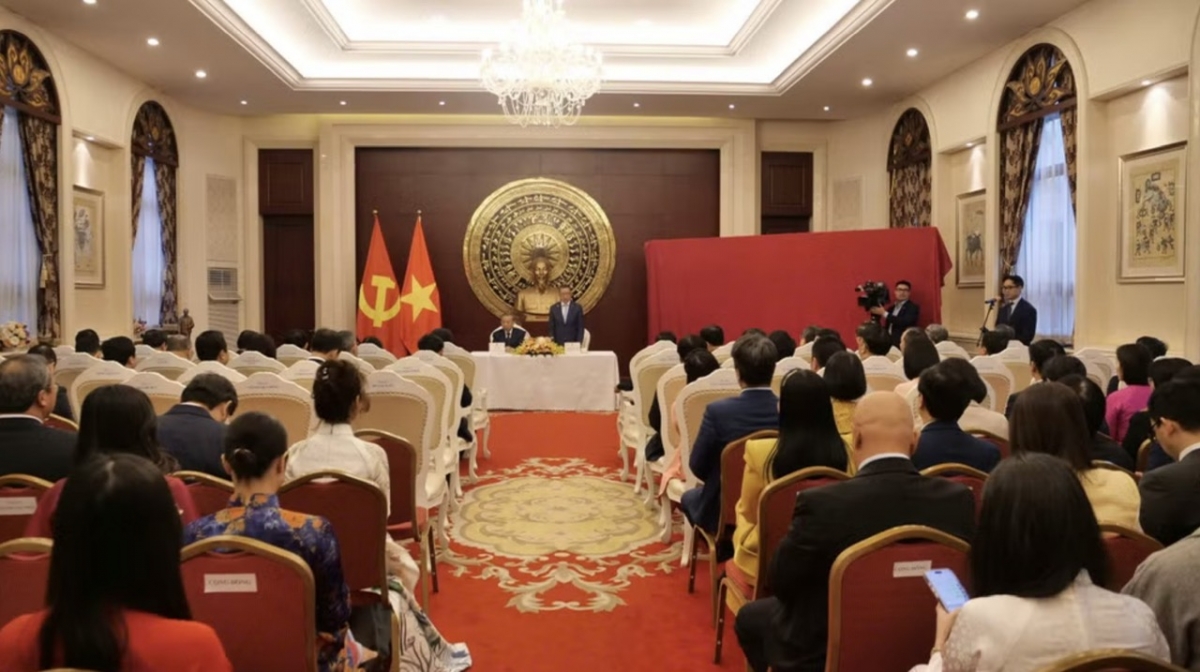 Tổng Bí thư, Chủ tịch nước Tô Lâm gặp gỡ cộng đồng người Việt Nam tại Trung Quốc