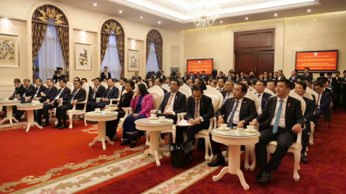 Tổng Bí thư, Chủ tịch nước Tô Lâm gặp gỡ cộng đồng người Việt Nam tại Trung Quốc