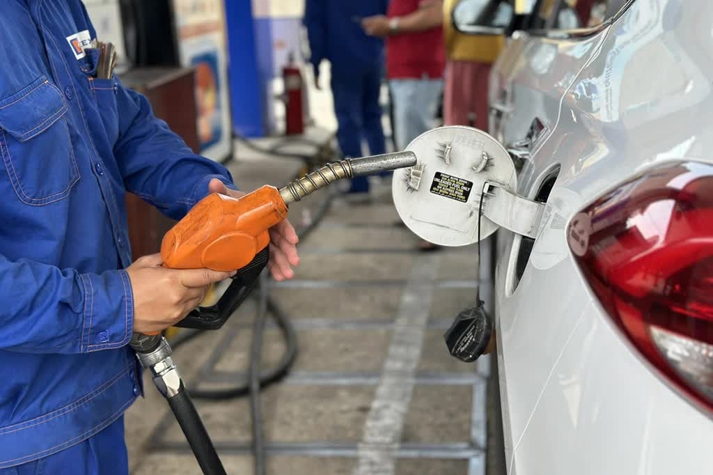 Ngành Thuế gấp rút triển khai giảm thuế xăng, dầu