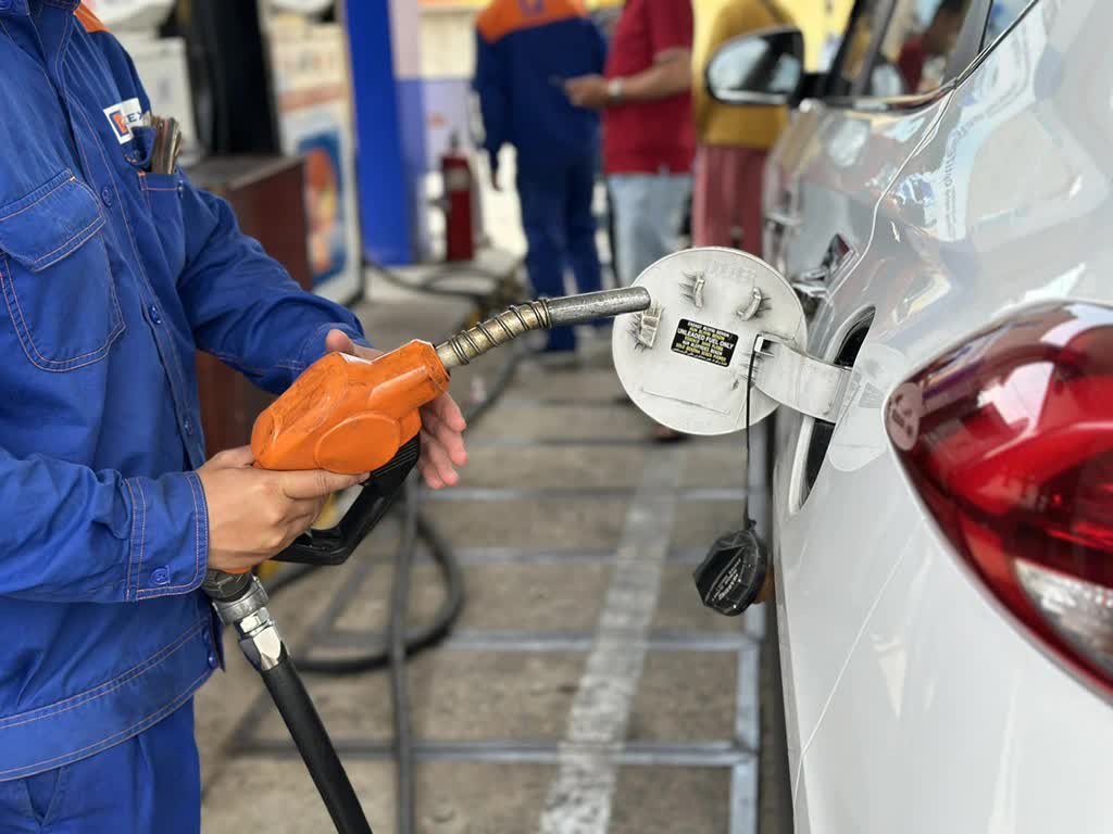 Ngành Thuế gấp rút triển khai giảm thuế xăng, dầu