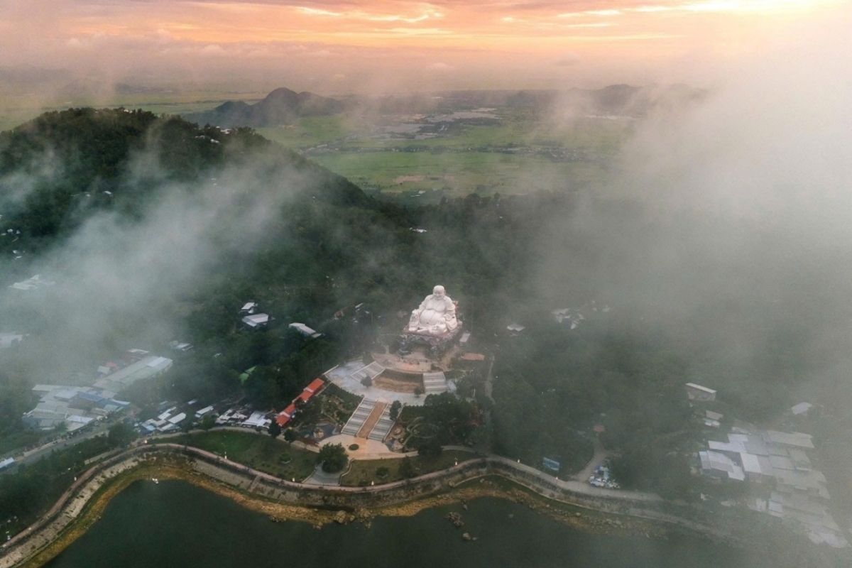 Nghịch lý “thu phí để nuôi người đi thu phí”