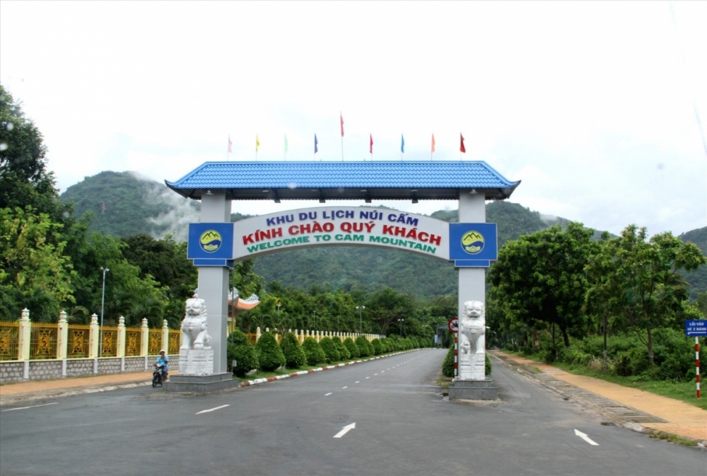 Nghịch lý “thu phí để nuôi người đi thu phí” Nghịch lý “thu phí để nuôi người đi thu phí”