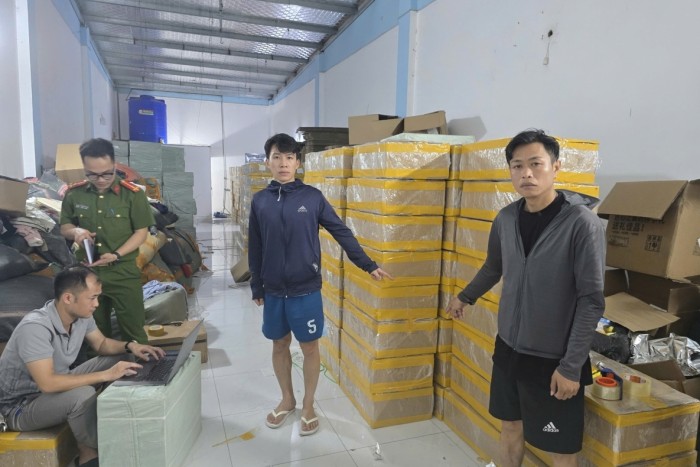 Bắt giam 2 đối tượng tàng trữ 172.440 bao thuốc lá ngoại