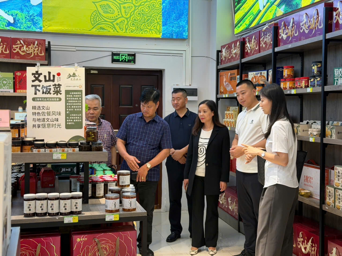 Đoàn giao dịch thương mại Việt Nam do Cục Xúc tiến thương mại tổ chức đi khảo sát, làm việc với một số Tập đoàn dược liệu, hệ thống phân phối bán lẻ đặc sản lớn của Châu Vân Sơn.