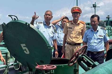 Khám 2 tàu, tịch thu hơn 10.000 lít dầu DO không rõ xuất xứ