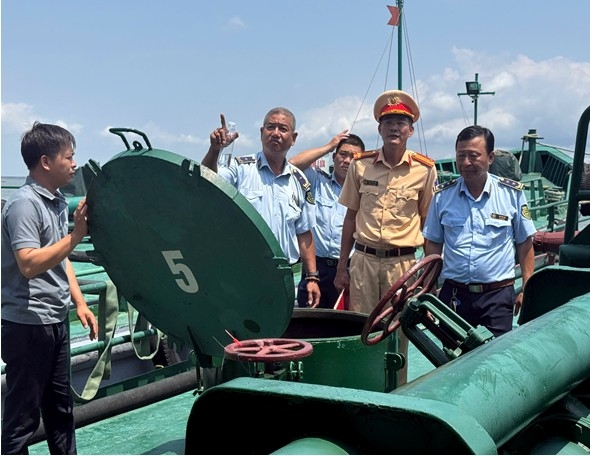 Khám 2 tàu, tịch thu hơn 10.000 lít dầu DO không rõ xuất xứ