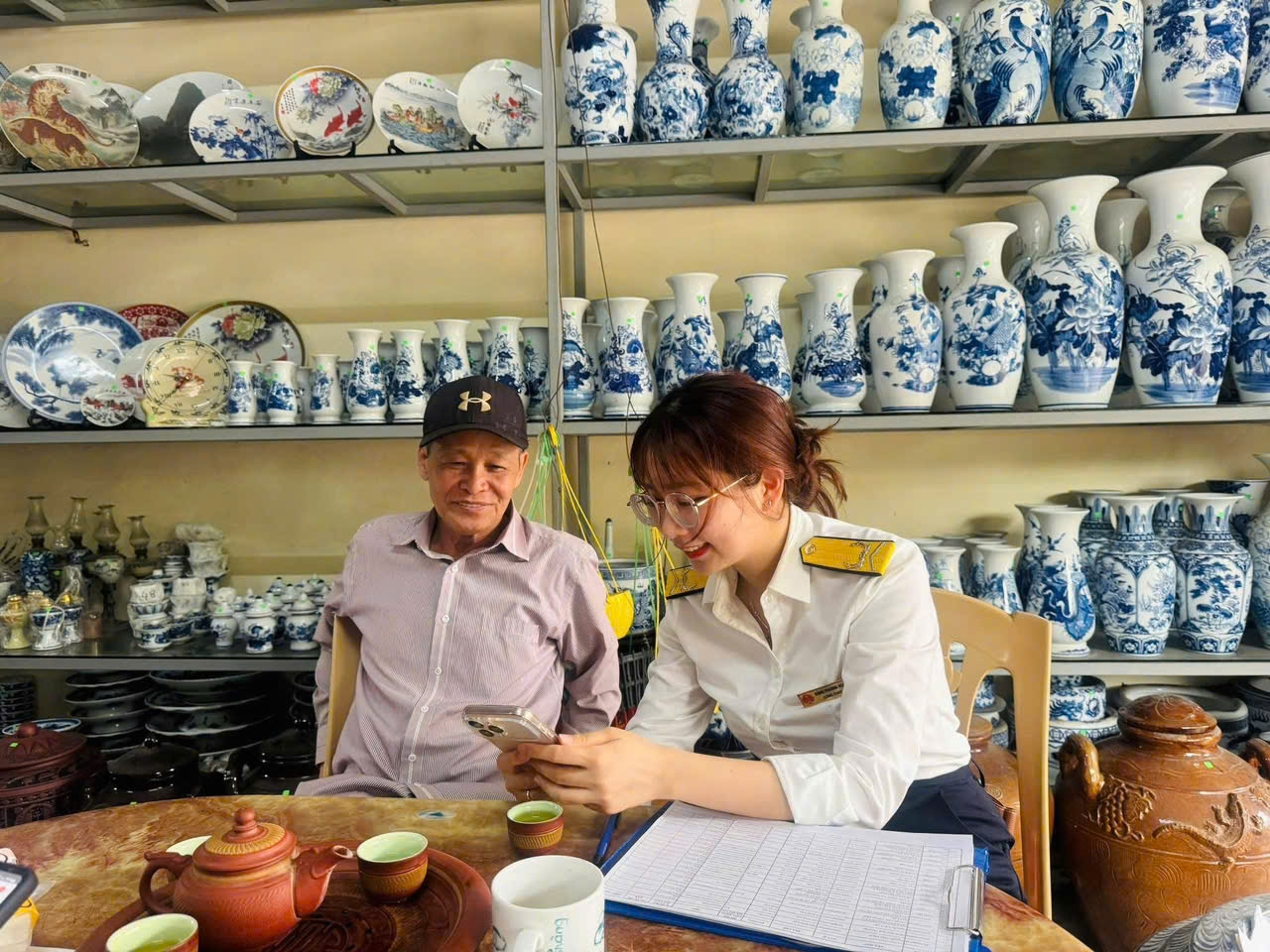 Bài 1: Khi hộ kinh doanh dần quen với chuyển khoản