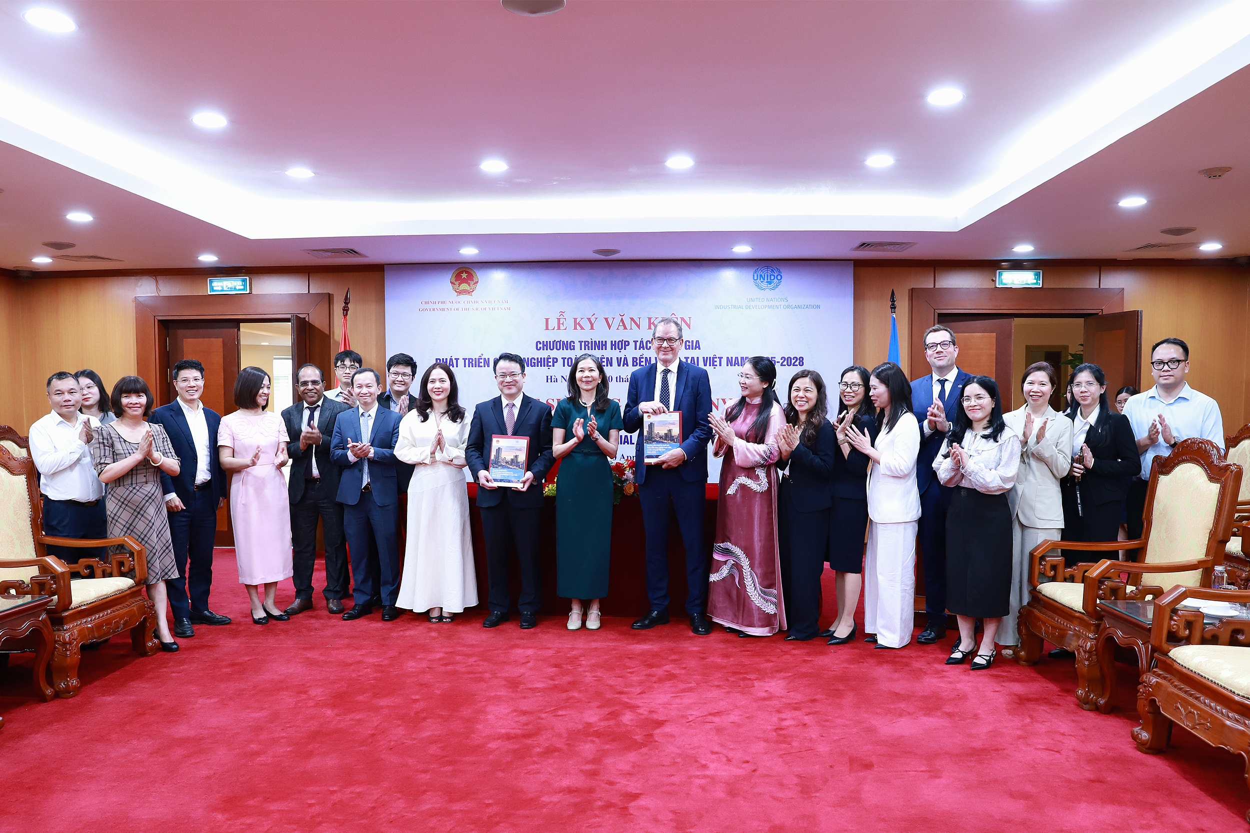 UNIDO và Việt Nam ký kết Chương trình Hợp tác Quốc gia về thúc đẩy công nghiệp xanh, tuần hoàn và toàn diện UNIDO và Việt Nam ký kết Chương trình Hợp tác Quốc gia về thúc đẩy công nghiệp xanh, tuần hoàn và toàn diện