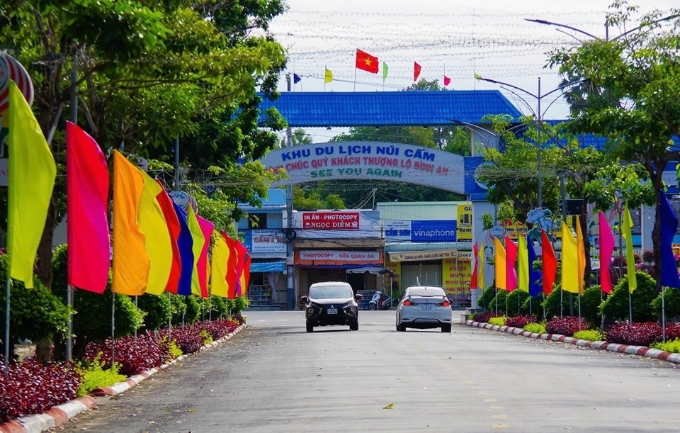 Núi Cấm có nguy cơ thành “điểm nghẽn” du lịch nếu giữ phí vào cổng Núi Cấm có nguy cơ thành “điểm nghẽn” du lịch nếu giữ phí vào cổng