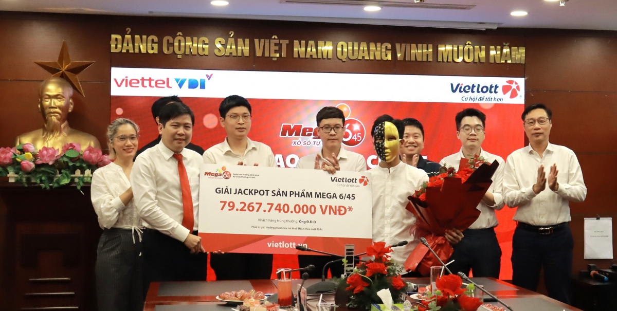 Anh Đ.Đ.D nhận giải Jackpot xổ số tự chọn Mega 6/45 với giá trị giải thưởng gần 80 tỷ đồng. Ảnh: Vietlott Anh Đ.Đ.D nhận giải Jackpot xổ số tự chọn Mega 6/45 với giá trị giải thưởng gần 80 tỷ đồng. Ảnh: Vietlott