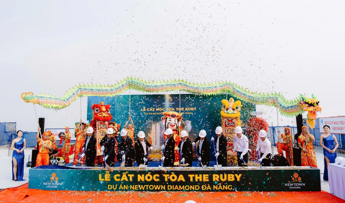 Toàn cảnh nghi thức cất nóc tòa The Ruby. Ảnh: Toàn cảnh nghi thức cất nóc tòa The Ruby