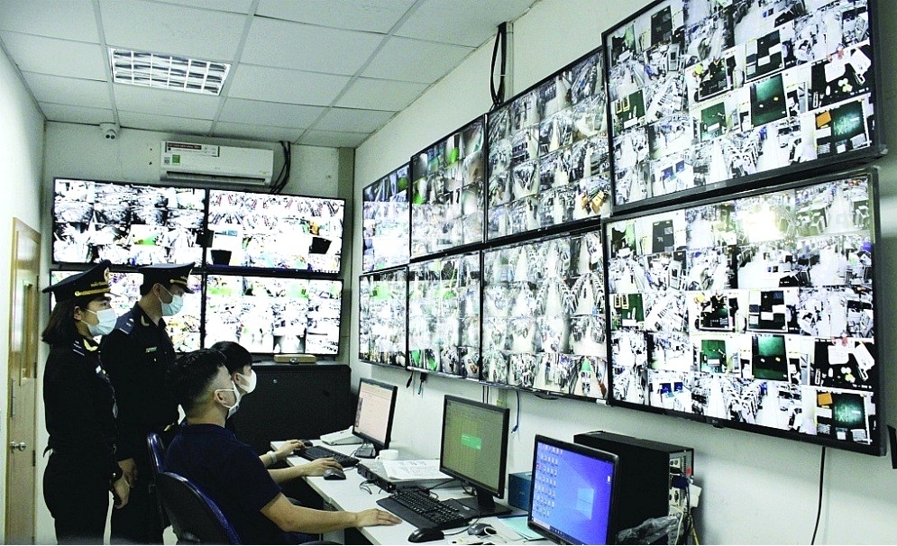 Công chức Hải quan Hà Nam (Chi cục Hải quan khu vực IV) giám sát hàng hóa ra vào kho bãi qua hệ thống camera giám sát trực tuyến. Ảnh: H.Nụ