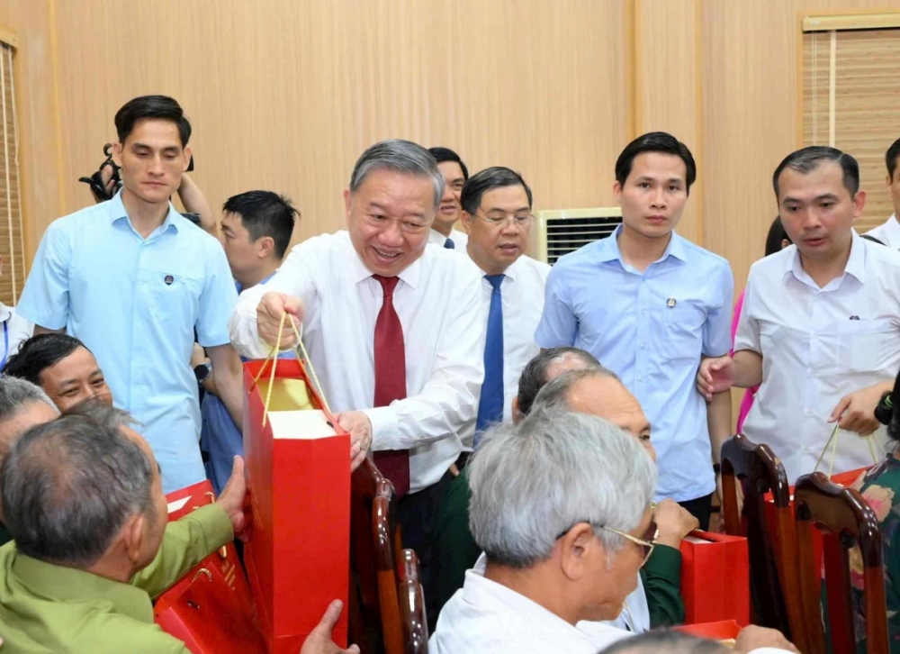 Chăm lo đời sống người có công nhân Kỷ niệm 51 năm ngày Giải phóng miền Nam, thống nhất đất nước