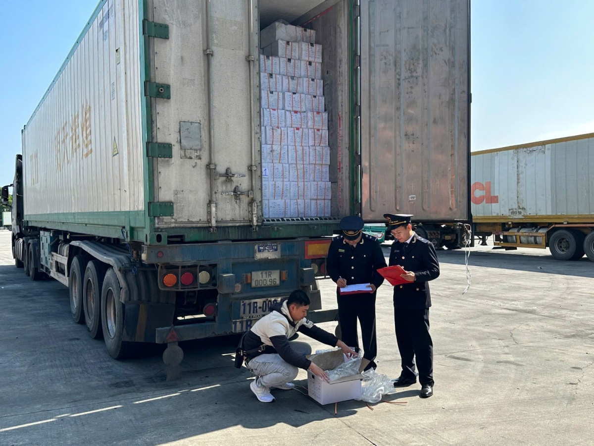 152.000 tấn nông, thủy, hải sản xuất khẩu qua cầu phao Km 3+4 Móng Cái