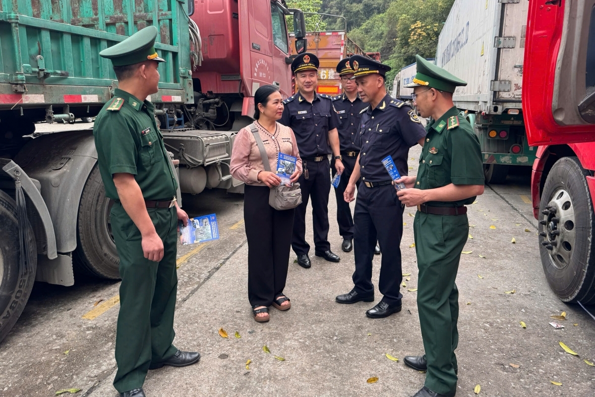 Hải quan cửa khẩu Cốc Nam tích cực phổ biến pháp luật, phòng chống ma túy và gian lận thương mại