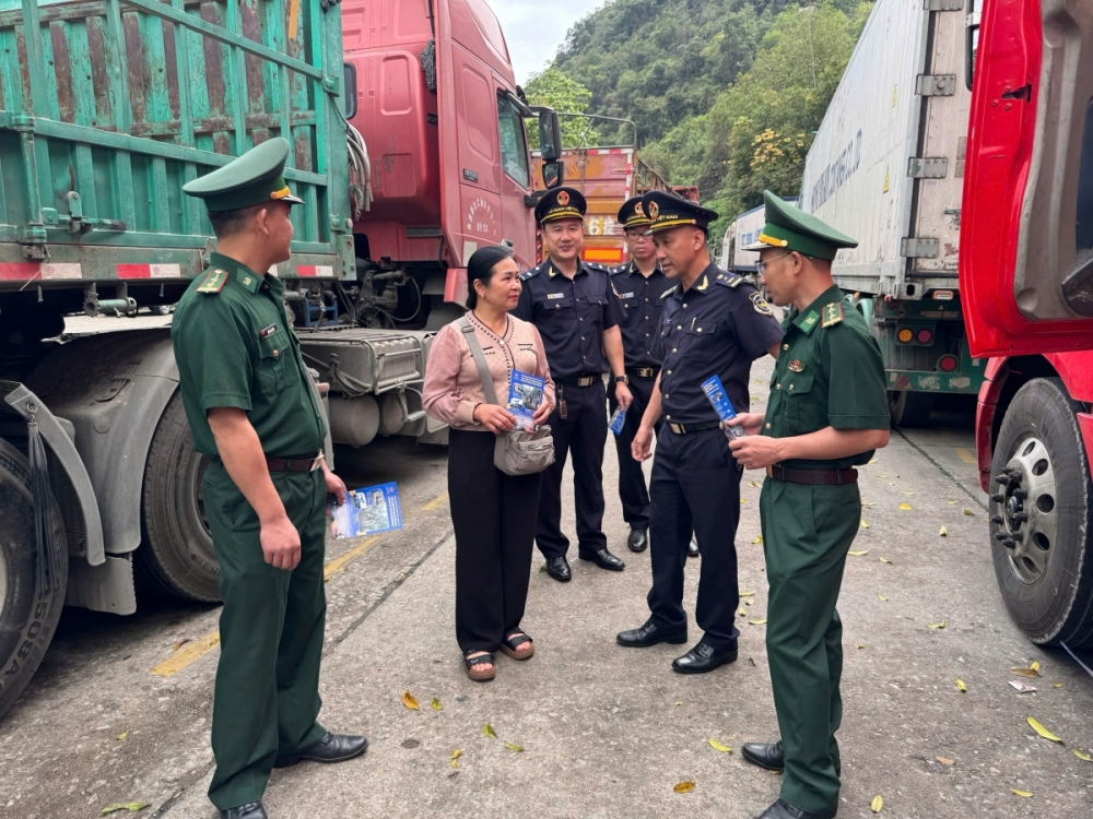 trao đổi với đội ngũ lái xe và đại diện các doanh nghiệp nhằm tháo gỡ những vướng mắc phát sinh trong quá trình làm thủ tục thông quan.