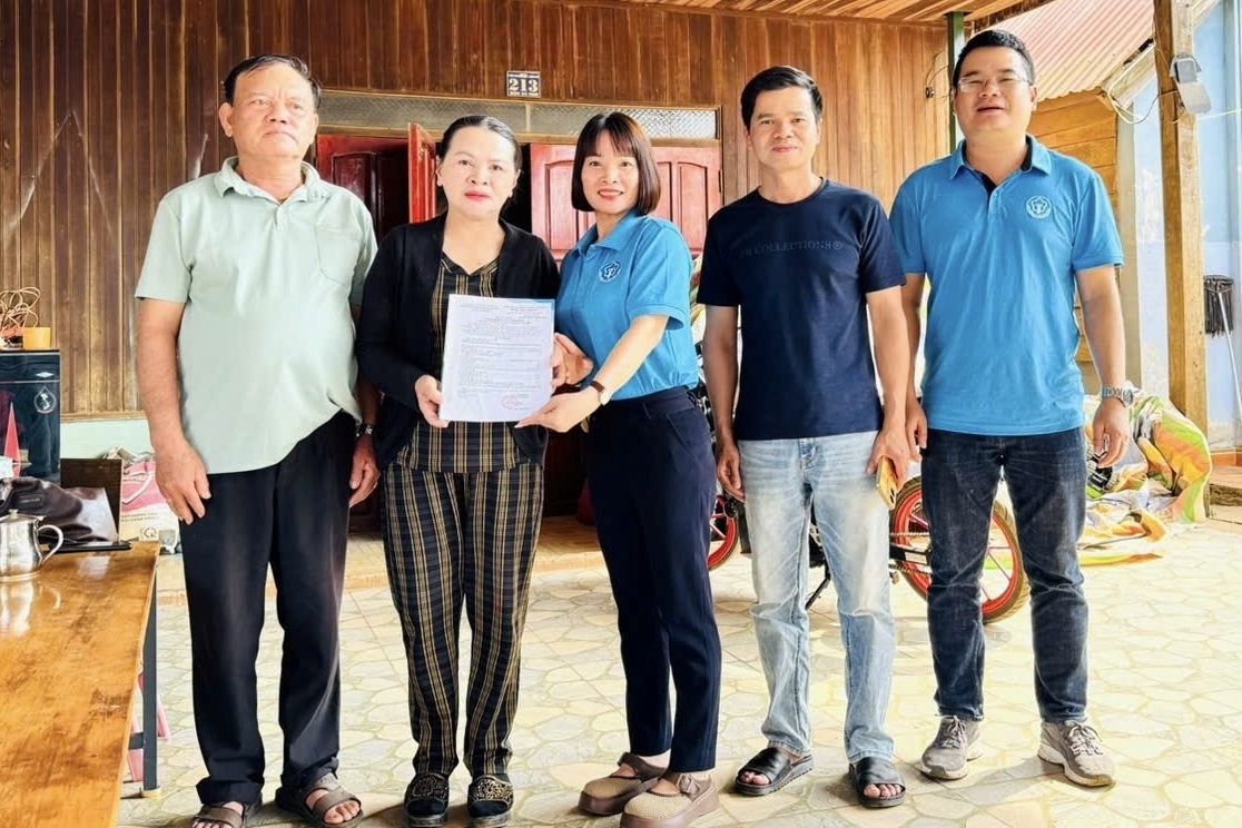 Xã Quảng Sơn (Lâm Đồng): Người đồng bào dân tộc thiểu số đầu tiên nhận quyết định hưu trí