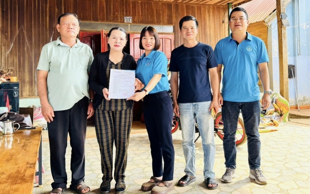 Xã Quảng Sơn (Lâm Đồng): Người đồng bào dân tộc thiểu số đầu tiên nhận quyết định hưu trí