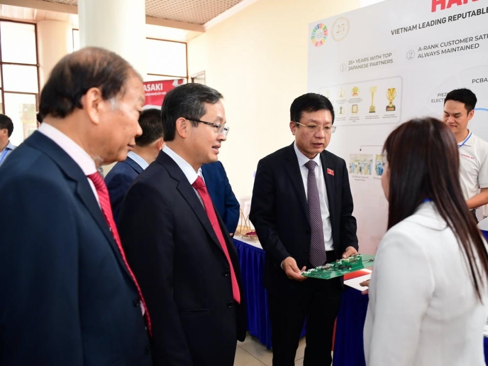 Chủ tịch VCCI Hồ Sỹ Hùng và Phó Bí thư Tỉnh ủy, Chủ tịch UBND tỉnh Bắc Ninh Phạm Hoàng Sơn, Phó Chủ tịch VCCI Hoàng Quang Phòng cùng các lãnh đạo trao đổi với các doanh nghiệp tại diễn đàn Chủ tịch VCCI Hồ Sỹ Hùng và Phó Bí thư Tỉnh ủy, Chủ tịch UBND tỉnh Bắc Ninh Phạm Hoàng Sơn, Phó Chủ tịch VCCI Hoàng Quang Phòng cùng các lãnh đạo trao đổi với các doanh nghiệp tại diễn đàn