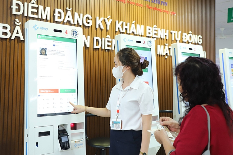 Hướng dẫn người dân làm thủ tục đăng ký khám chữa bệnh BHYT.