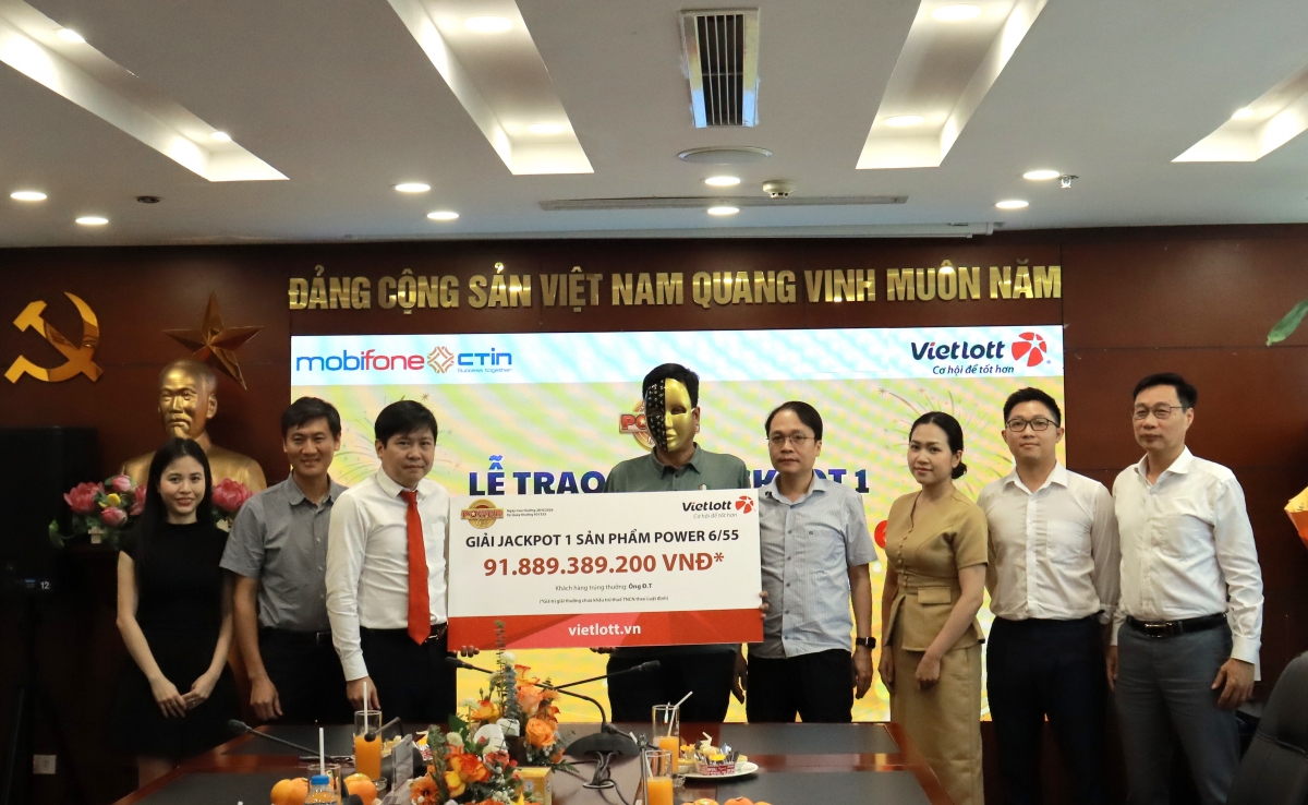 Ông Đ.T nhận giải Jackpot 1 Power 6/55 với giá trị gần 92 tỷ đồng. Ảnh: Vietlott Ông Đ.T nhận giải Jackpot 1 Power 6/55 với giá trị gần 92 tỷ đồng. Ảnh: Vietlott