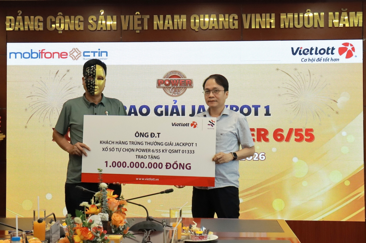 Ông Đ.T ủng hộ 1 tỷ đồng thông qua Quỹ Tâm Tài Việt. Ảnh: Vietlott Ông Đ.T ủng hộ 1 tỷ đồng thông qua Quỹ Tâm Tài Việt. Ảnh: Vietlott