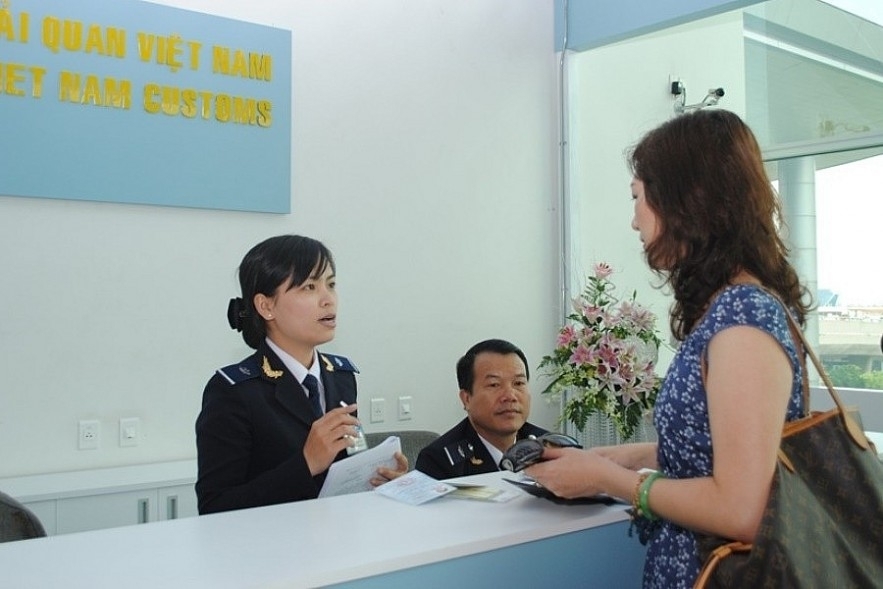 Cơ quan Hải quan hướng dẫn khách du lịch nước ngoài làm thủ tục hoàn thuế.
