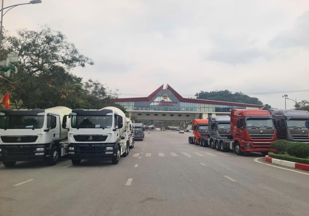 Ô tô nhập khẩu qua cửa khẩu quốc tế Hữu Nghị. 