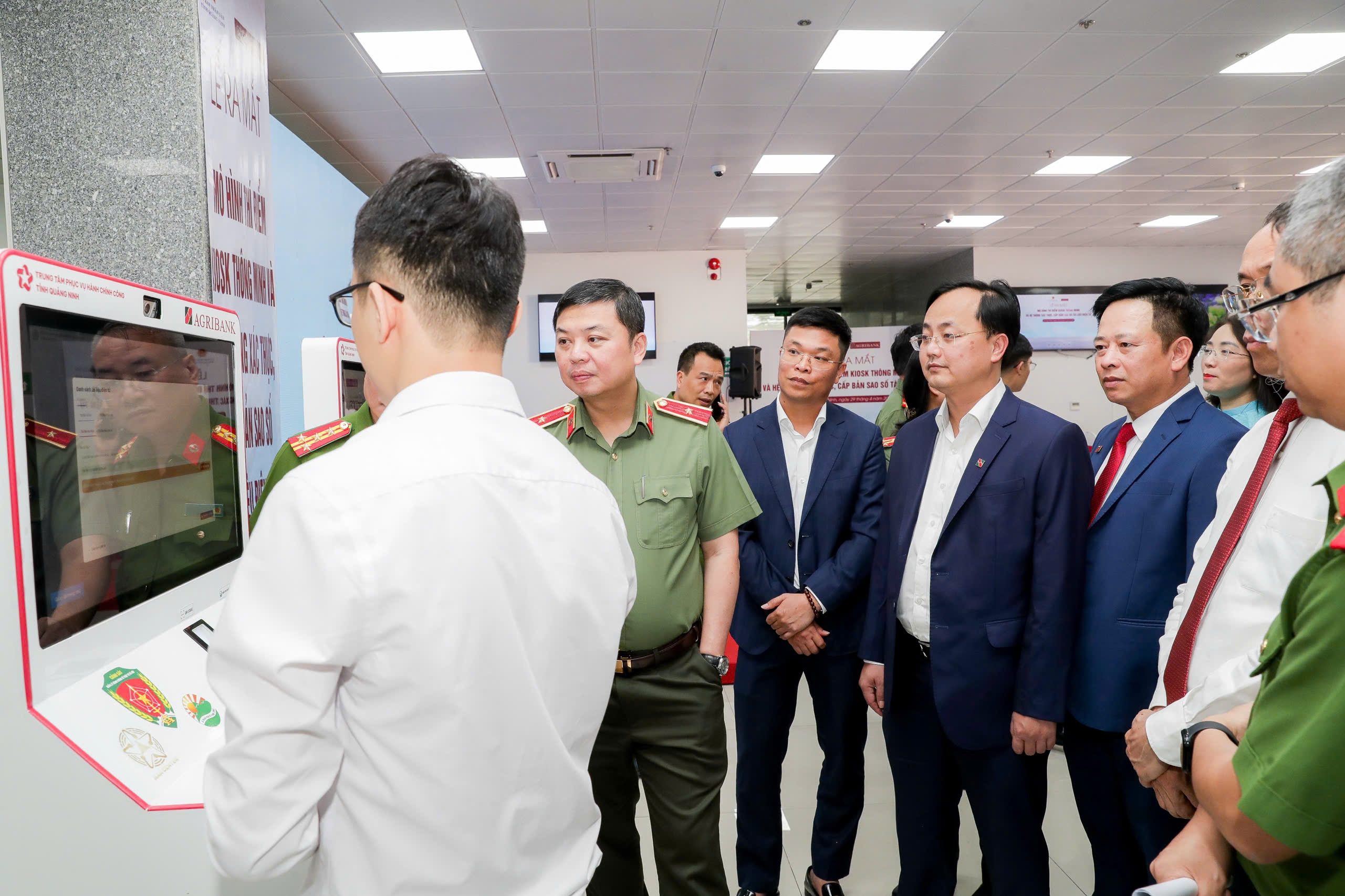 Agribank đưa 10 Kiosk thông minh về Quảng Ninh, rút ngắn thủ tục còn 3-5 phút Agribank đưa 10 Kiosk thông minh về Quảng Ninh, rút ngắn thủ tục còn 3-5 phút