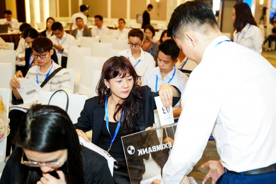Cổ tức ngân hàng 2026: Chia tiền hôm nay hay giữ sức cho ngày mai?
