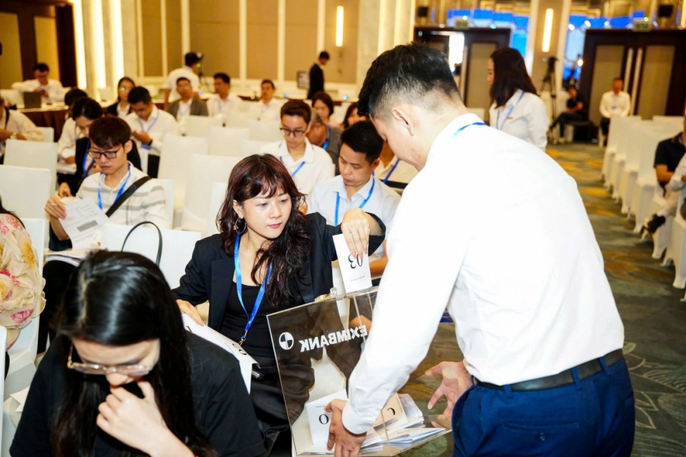 Cổ tức ngân hàng 2026: Chia tiền hôm nay hay giữ sức cho ngày mai?