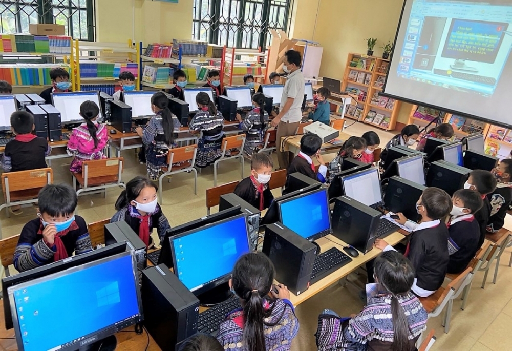 Phấn đấu 100% hộ nghèo, hộ cận nghèo có nhu cầu được hỗ trợ sử dụng dịch vụ truy nhập Internet Phấn đấu 100% hộ nghèo, hộ cận nghèo có nhu cầu được hỗ trợ sử dụng dịch vụ truy nhập Internet