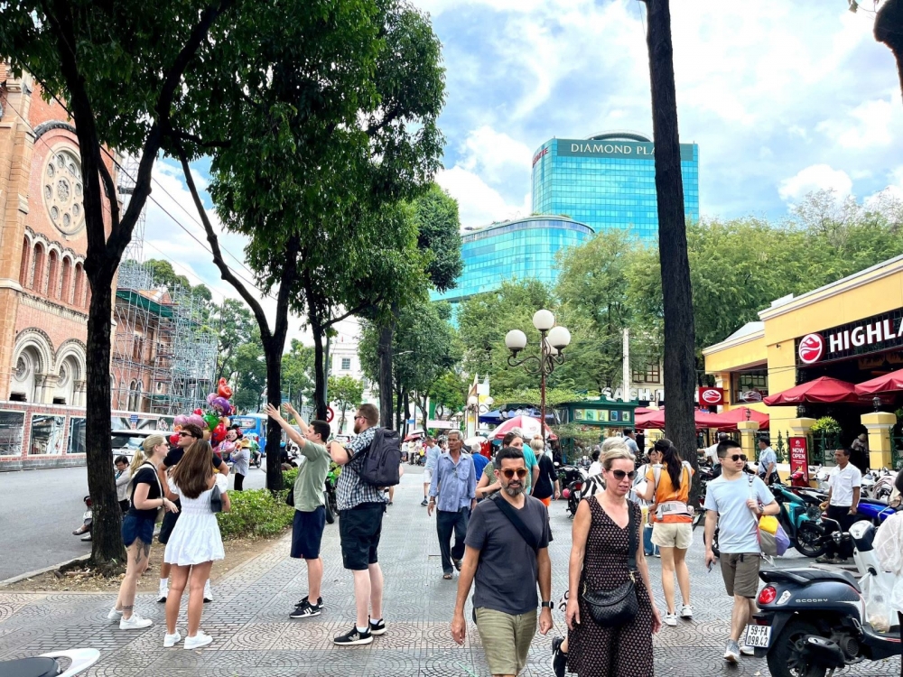 Du khách quốc tế tham quan TP. Hồ Chí Minh dịp lễ 30/4-1/5. Ành: T.D