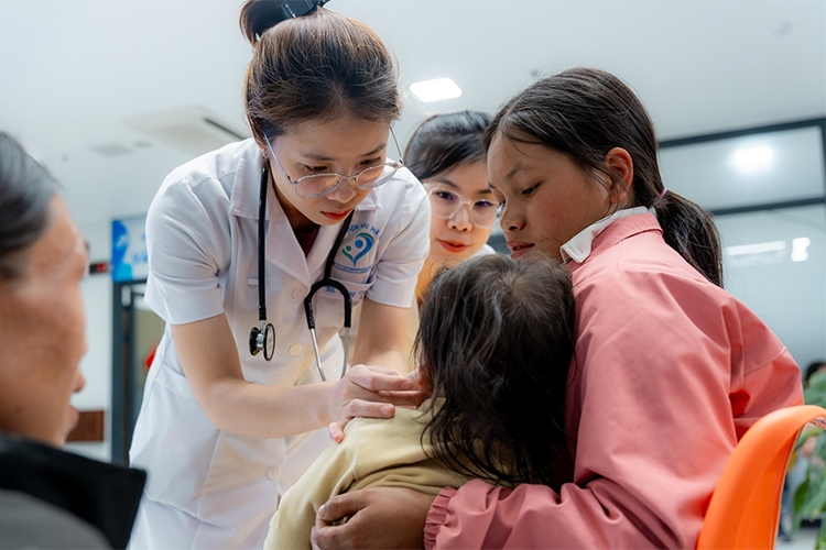 Mức trợ cấp ốm đau khi chăm con dưới 7 tuổi được quy định trong Luật BHXH năm 2024.