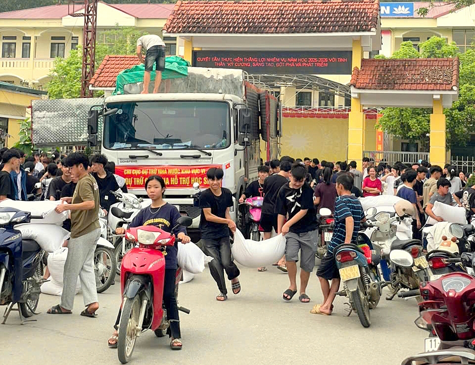 Xuất cấp, bàn giao hơn 5.117 tấn gạo dự trữ quốc gia hỗ trợ học sinh 3 tỉnh Xuất cấp, bàn giao hơn 5.117 tấn gạo dự trữ quốc gia hỗ trợ học sinh 3 tỉnh