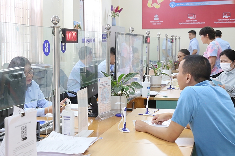 Chuyển đổi số giúp ngành BHXH thực hiện hiệu quả các dịch vụ công trực tuyến. Chuyển đổi số giúp ngành BHXH thực hiện hiệu quả các dịch vụ công trực tuyến.