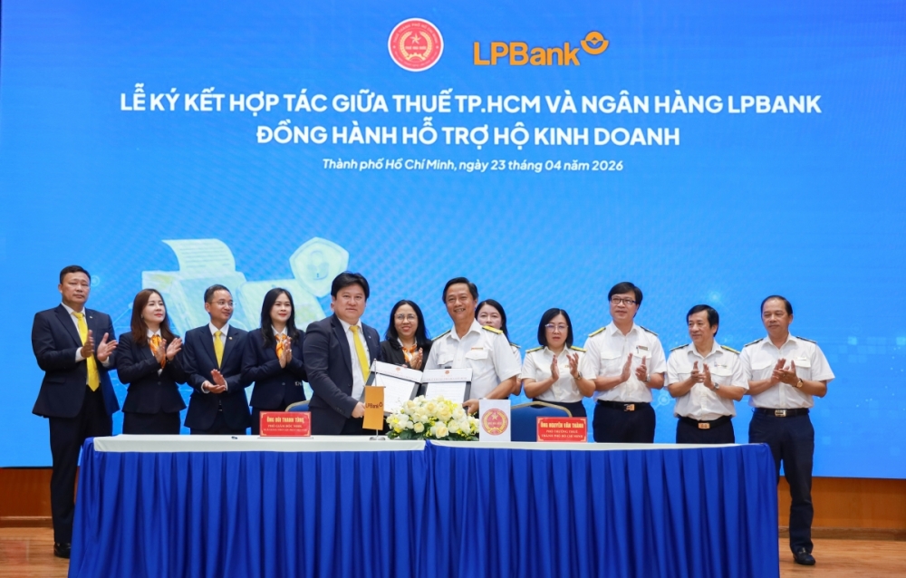 Ông Bùi Thanh Tùng - Phó Giám đốc Ngân hàng Bán lẻ LPBank (hàng đầu bên trái) và ông Nguyễn Văn Thành - Phó Trưởng Thuế TP. Hồ Chí Minh (hàng đầu bên phải) ký kết Biên bản ghi nhớ hợp tác. Ông Bùi Thanh Tùng - Phó Giám đốc Ngân hàng Bán lẻ LPBank (hàng đầu bên trái) và ông Nguyễn Văn Thành - Phó Trưởng Thuế TP. Hồ Chí Minh (hàng đầu bên phải) ký kết Biên bản ghi nhớ hợp tác.