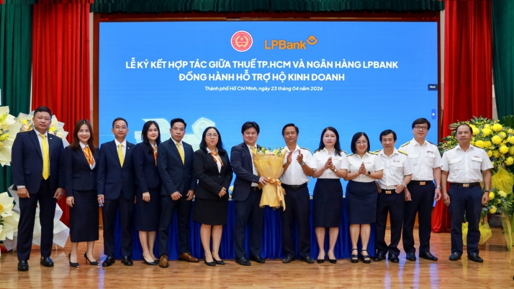 Tập thể LPBank và tập thể Thuế TP.HCM chụp ảnh lưu niệm tại lễ ký kết hợp tác. Tập thể LPBank và tập thể Thuế TP.HCM chụp ảnh lưu niệm tại lễ ký kết hợp tác.
