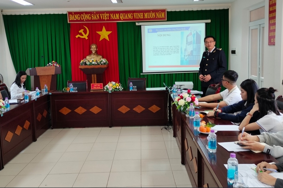 Hải quan cửa khẩu cảng Dung Quất tăng cường hỗ trợ doanh nghiệp