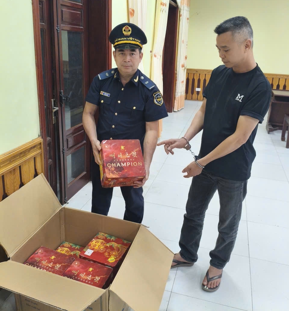 Hải quan Hữu Nghị thu giữ 31,5 kg pháo nổ cất giấu dưới gầm rơ moóc