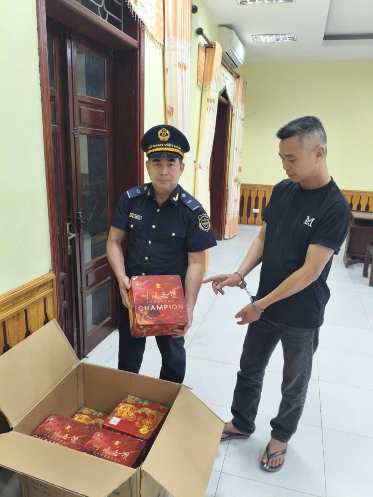 Lực lượng hải quan kiểm tra tang vật. 