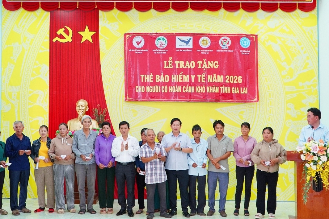 Gia Lai: Tặng thẻ bảo hiểm y tế cho người dân có hoàn cảnh khó khăn tại Phù Mỹ