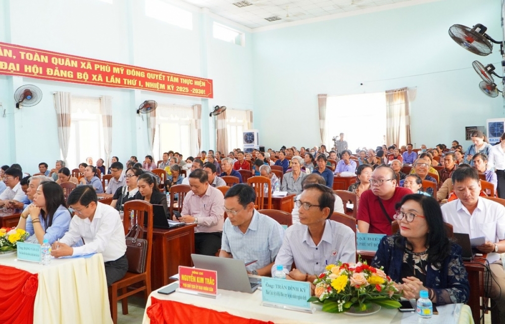 Gia Lai: Tặng thẻ bảo hiểm y tế cho người dân có hoàn cảnh khó khăn tại Phù Mỹ