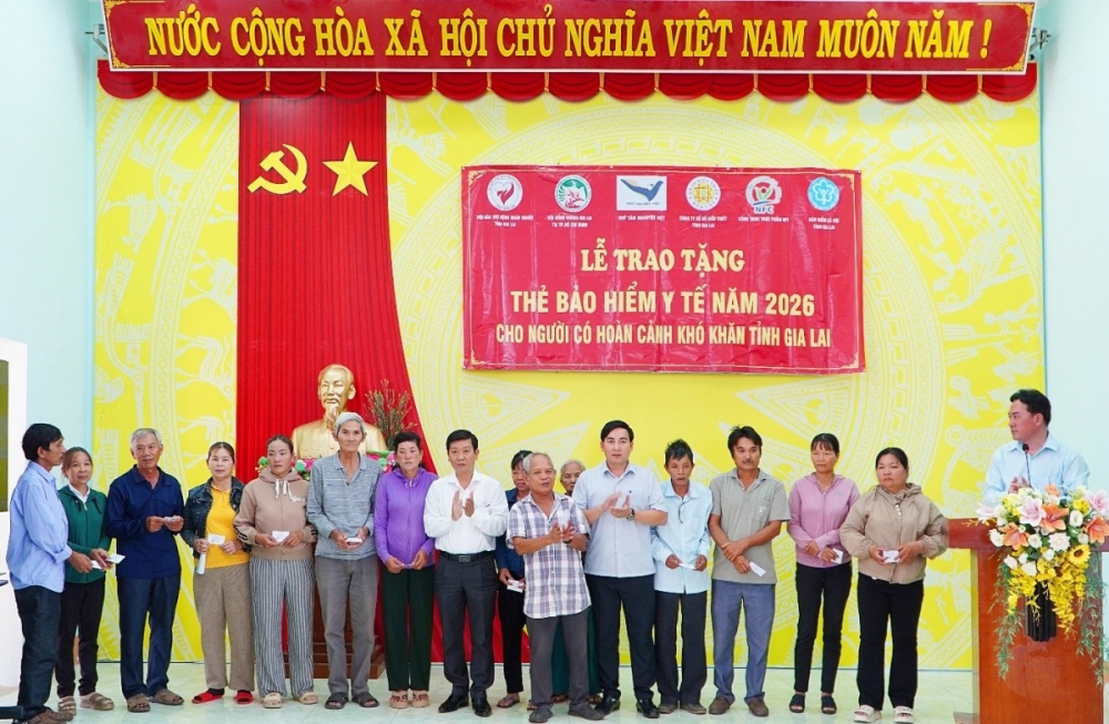 Gia Lai: Tặng thẻ bảo hiểm y tế cho người dân có hoàn cảnh khó khăn tại Phù Mỹ