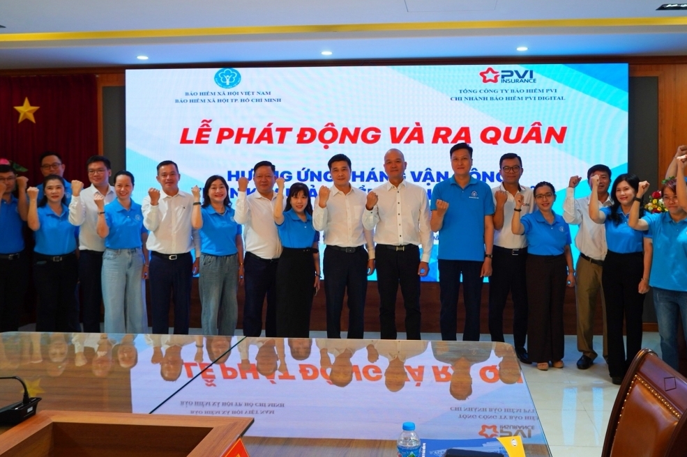 Người dân TP. Hồ Chí Minh hưởng ứng tham gia bảo hiểm xã hội trong ngày ra quân