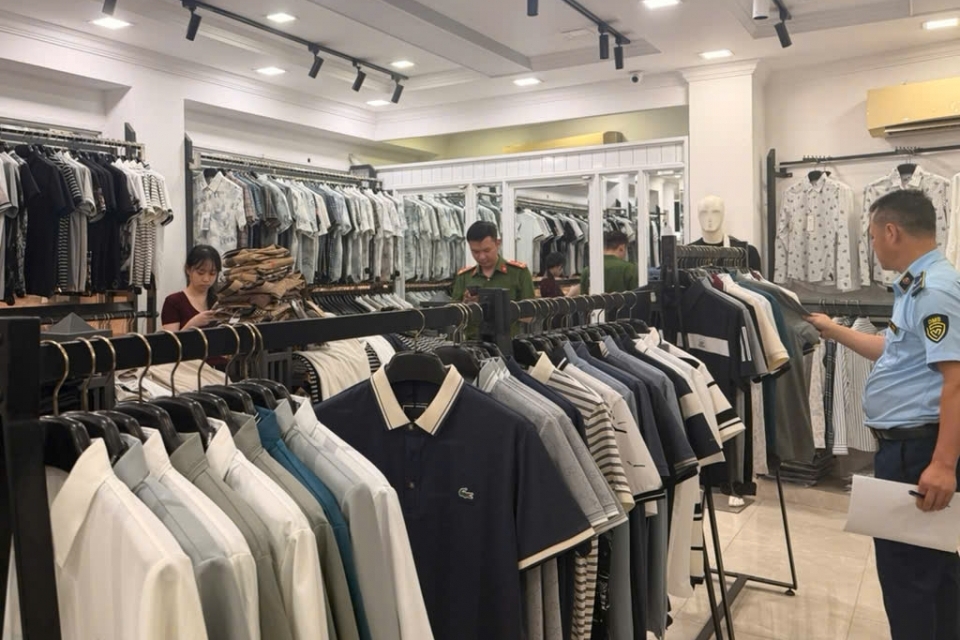 Tạm giữ gần 500 sản phẩm giày, dép có dấu hiệu giả mạo nhãn hiệu