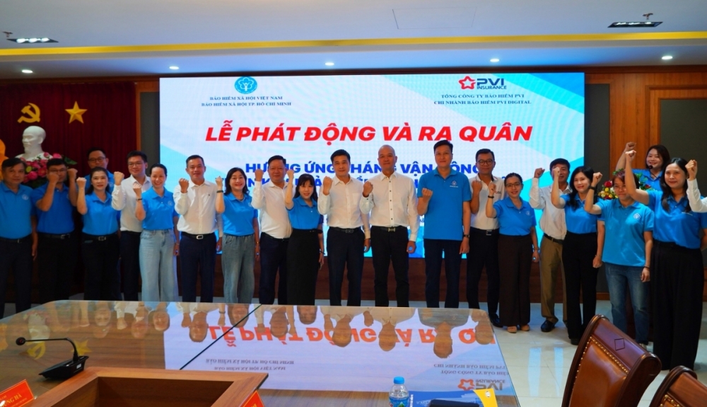 Người dân TP. Hồ Chí Minh hưởng ứng tham gia bảo hiểm xã hội trong ngày ra quân